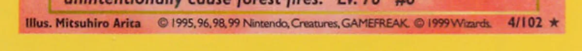 De onderste rand van een Charizard uit de Base Set met de tekst Illus. Mitsuhiro Arita, de copyrightregel 1995, 96, 98, 99 Nintendo, Creatures, GAMEFREAK, 1999 Wizards en het nummer 4/102