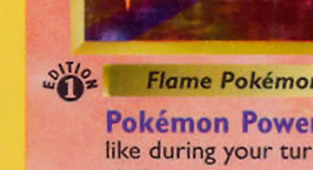 Uitsnede van de linkerkant van een Charizard uit de Base Set met het zwarte ronde stempel Edition 1 links onder het plaatje