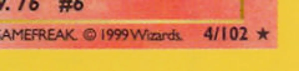 Rechteronderhoek van een Charizard uit de Base Set met het verzamelnummer 4/102 en een ster als zeldzaamheidssymbool